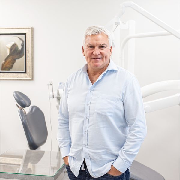Dr Paulo Malo w gabinecie stomatologicznym Aesthetic Dent w Szczecinie.
